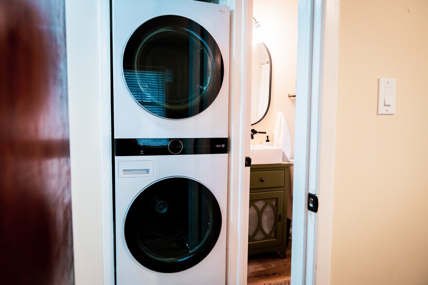 Building Photo - 3232 Logan Pl