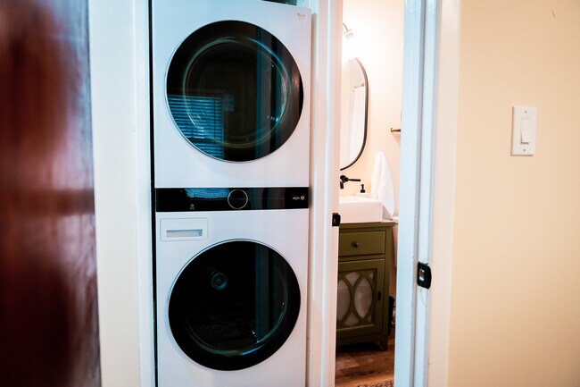 Building Photo - 3232 Logan Pl