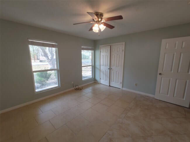 Building Photo - 633 Mosswood Dr