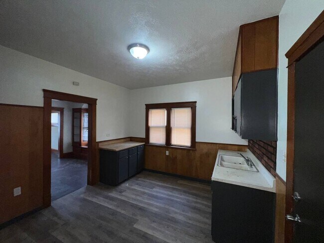 Building Photo - 4091 E 56th St