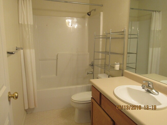 Building Photo - TWO STORY CONDO IN RIFLE!