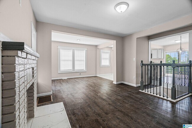 Building Photo - 528 10th Ct W