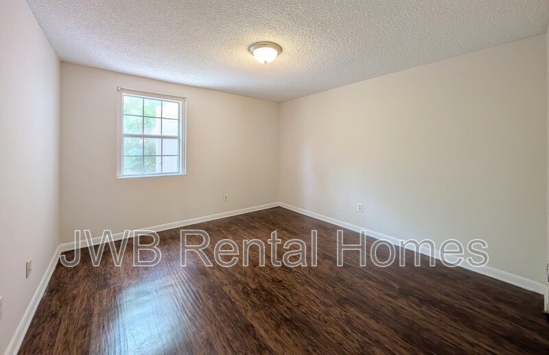 Building Photo - 2630B Gifford Ave