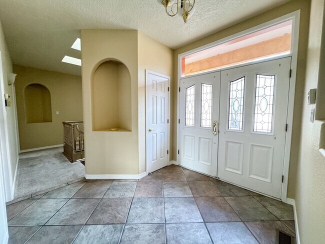 Building Photo - Luxury Home in Peppertree Royal Oak