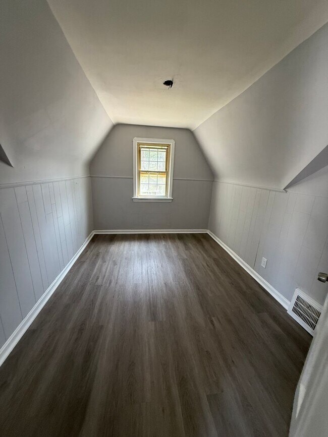 Building Photo - Lee/Harvard 5 Bedroom Single Home