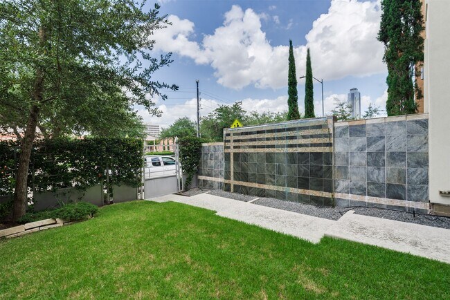 Building Photo - 5429C Hidalgo St