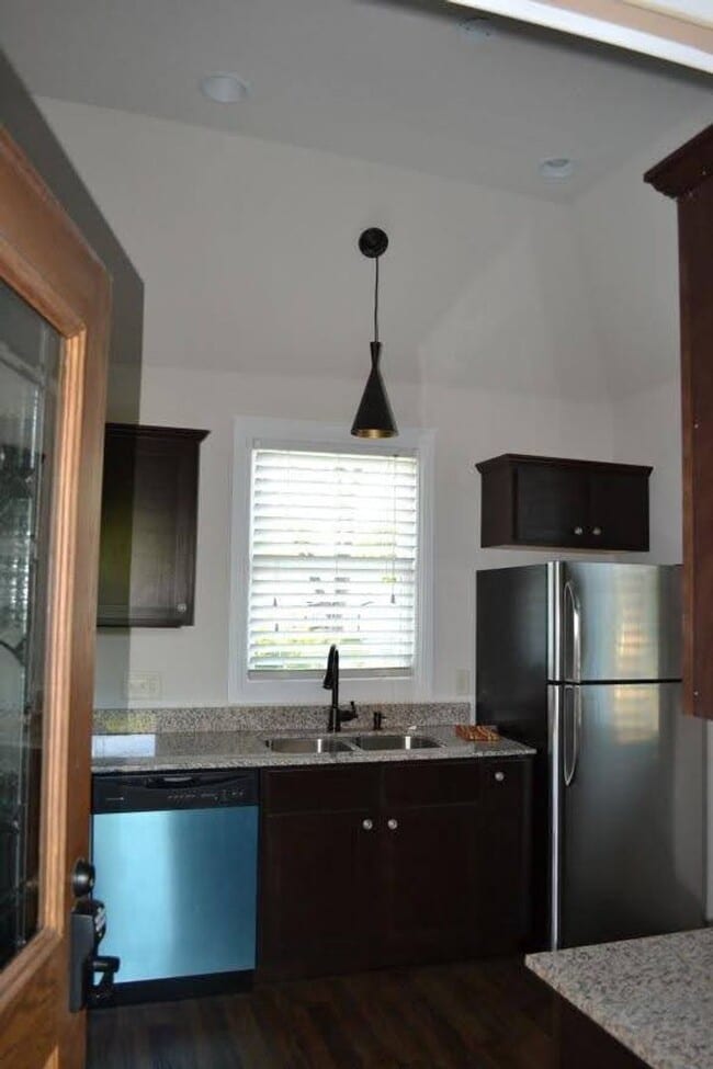 Building Photo - Beautiful Remodeled 1+ Bedroom
