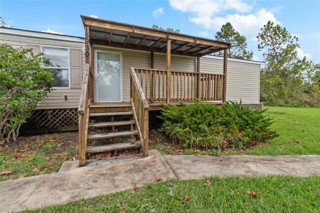 Building Photo - 15930 Pine St