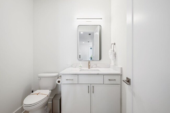 Building Photo - 31 Sarah St