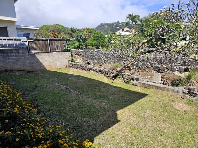 Building Photo - 4 bed, 2.5 bath single family house, Liliha neighborhood.