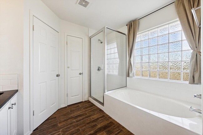 Building Photo - 15721 Ecorio Dr