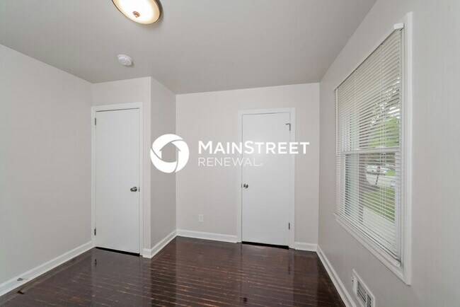 Building Photo - 3 Bedroom Pet-Friendly Home in Louisville, KY with Main Street Renewal