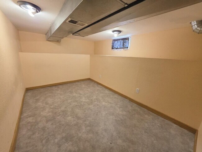 Building Photo - Country Living on 2.5 Acres Just Minutes from Eau Claire – 3 Bedroom Home with Bonus Rooms, Garag...
