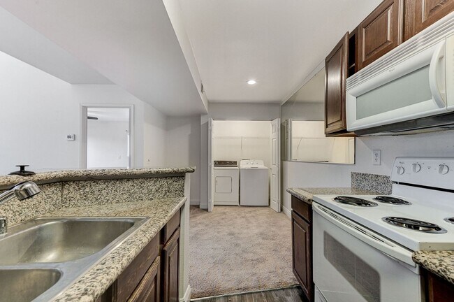 Building Photo - Charming 2 Bed 2 Bath!