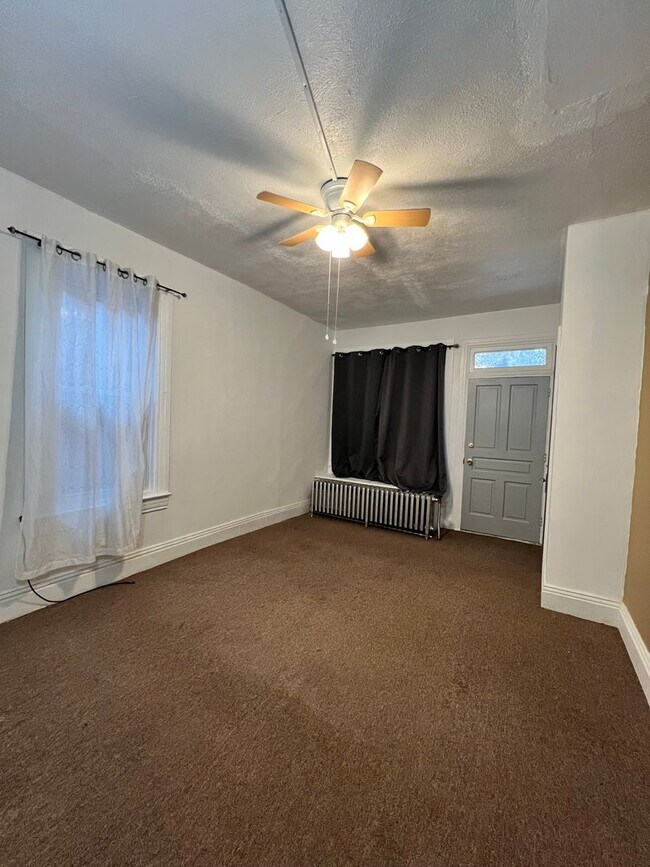 Building Photo - 5 Bedroom 1 Bath Home Available