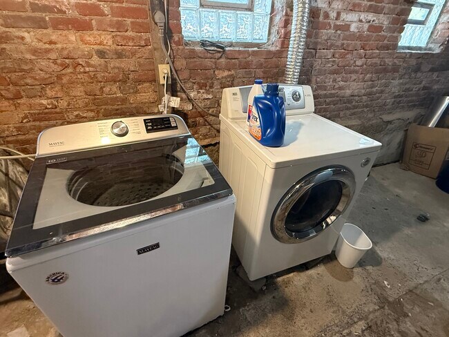 Building Photo - 33 Maple Ave