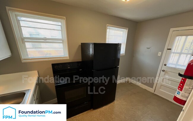 Building Photo - 1570 Rebecca St