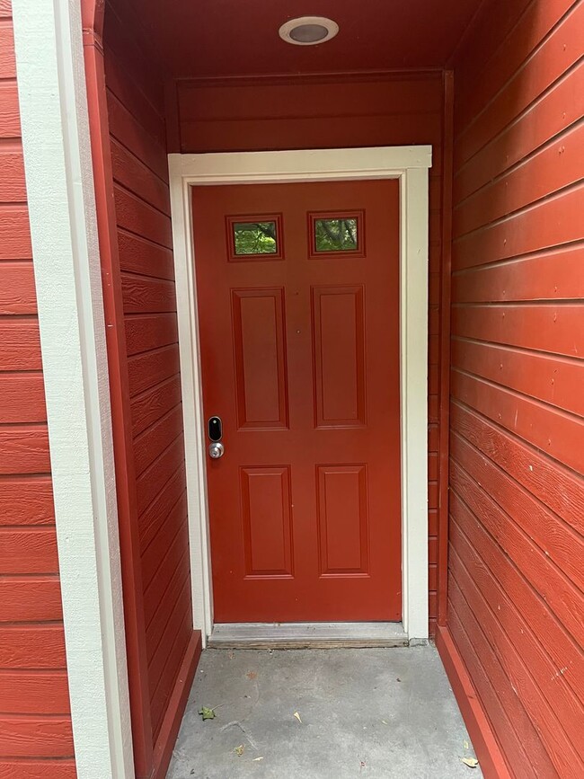 Building Photo - Two Bedroom 1.5 Bath Townhome unit in Standford Park HOA