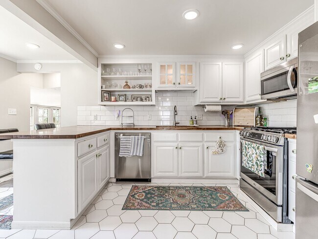 Building Photo - Beautiful 3bedroom/2 bathroom/1 Car Garage...