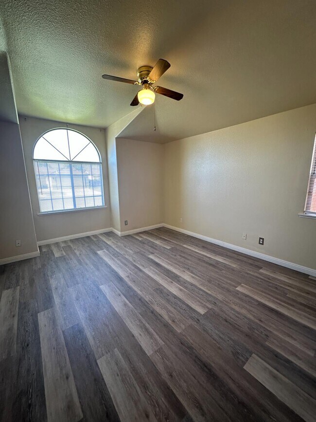 Building Photo - 5560 N Ellendale Ave