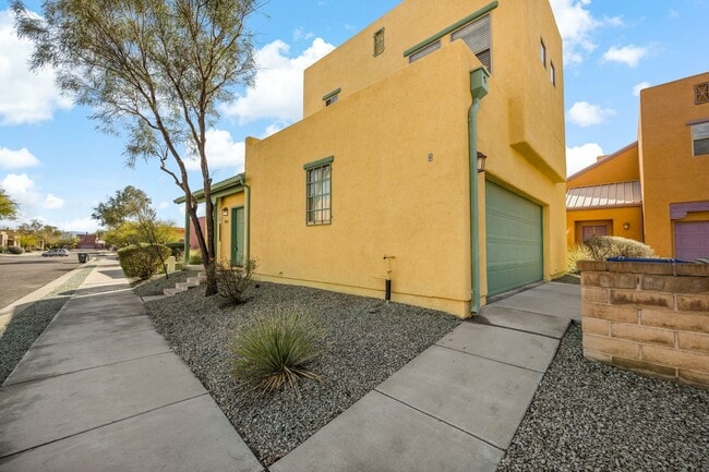 Building Photo - Paseo Estrella Gem at the base of Tucson icon A mountain! Minutes away from DownTown Tucson!