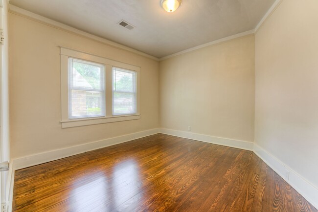 Building Photo - Newer renovation with ensuite bathroom!