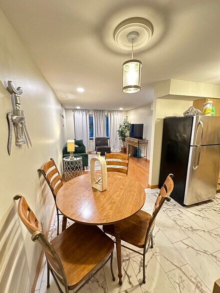 Building Photo - 5801 Sunshine Dr