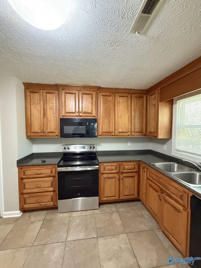 Building Photo - 160 Lewis Ln