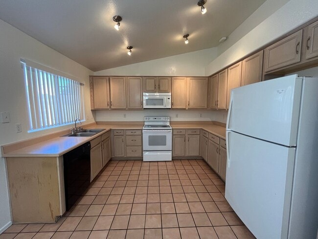 Building Photo - 4 Weeks of Free Rent! - Three bedroom Sing...