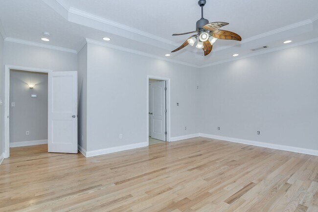Building Photo - Large House on 3.5 Acres in Harlem