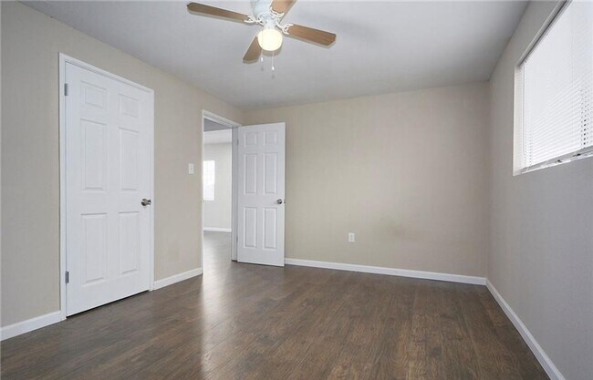 Building Photo - AVAILABLE NOW! LOVELY Remodeled 2 Bedroom ...