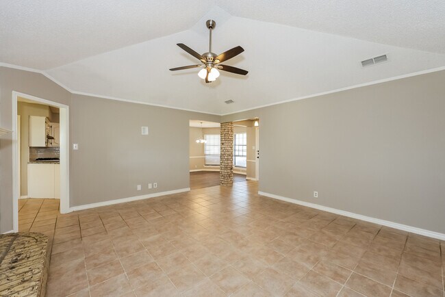 Building Photo - Expansive 3-Bedroom Home in Waxahachie, TX