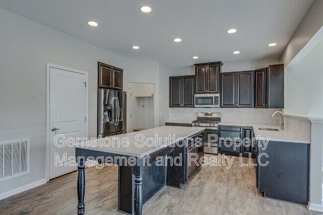 Building Photo - 2704 Orleans Dr