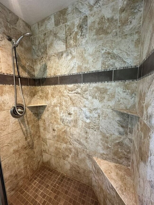 Building Photo - December Rent Free! Beautiful 5 Bed 2 Bath Home for Rent in Syracuse!