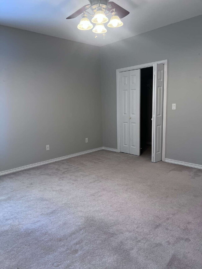 Building Photo - 105 Par Ct