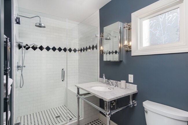 Building Photo - Montford Furnished Rental