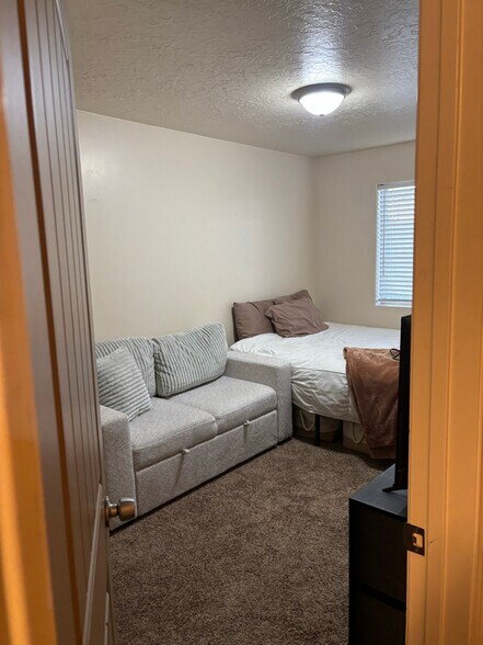 Building Photo - 593 N 50 E