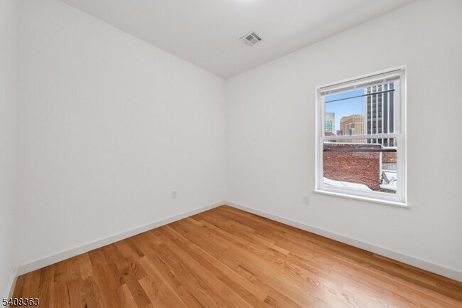 Building Photo - 52 James St