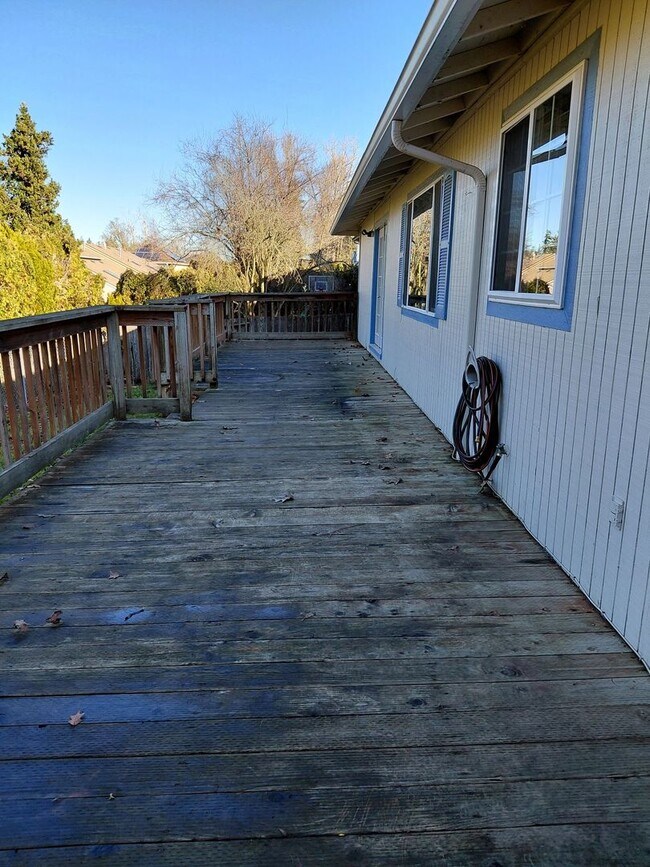 Building Photo - Charming & affordable Single-Family Home in Desirable West Salem Neighborhood!