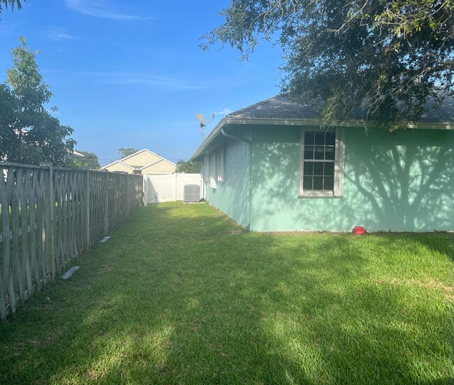 Building Photo - 4412 SW Bonney St