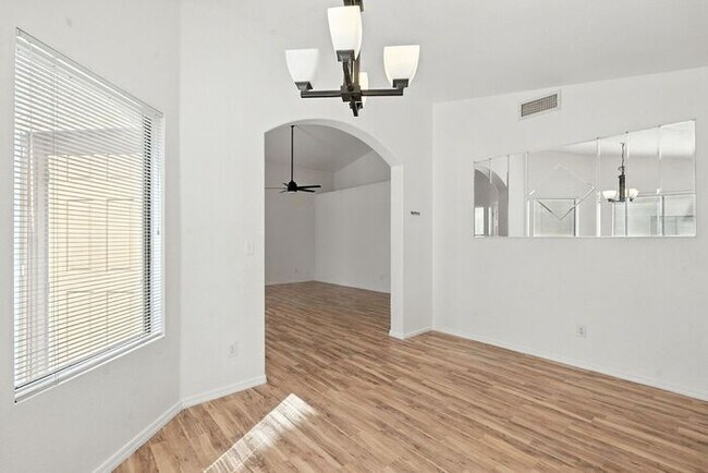 Building Photo - Great single family home!