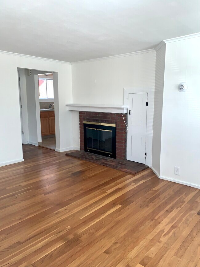 Building Photo - 1490 Farmington Ave