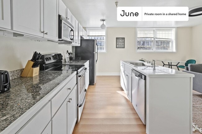 Building Photo - Room in Shared 2 bed/2 bath home