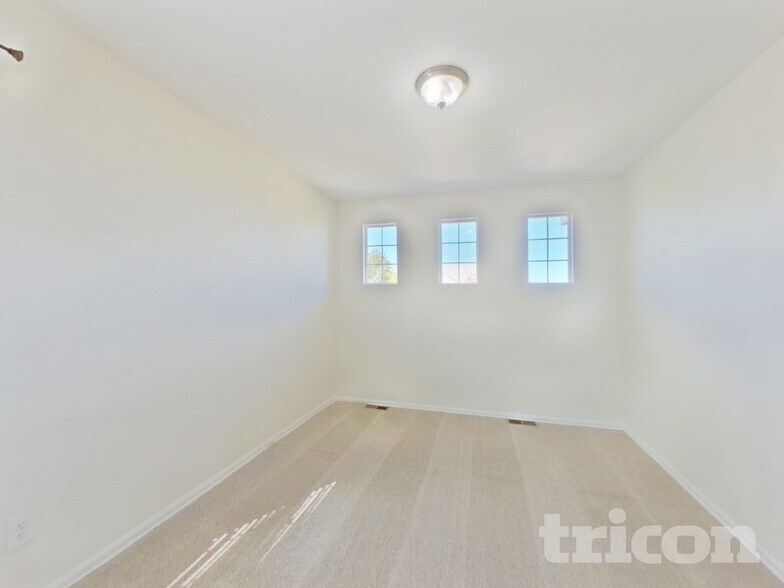 Building Photo - 1129 S Duquesne Cir