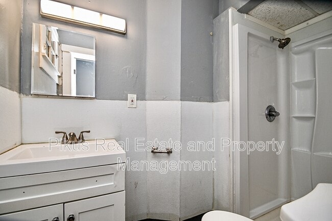 Building Photo - 825 7th St NW