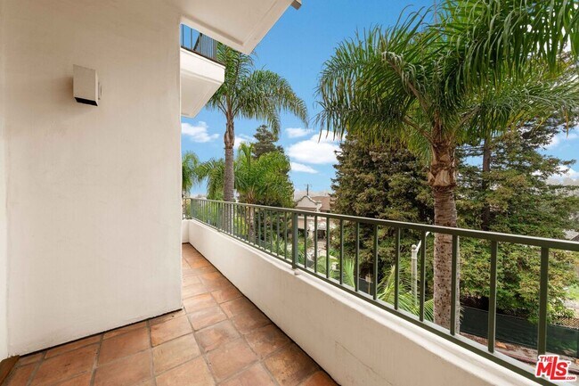 Building Photo - 15500 Sunset Blvd