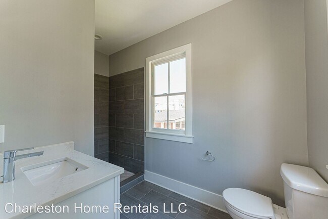 Building Photo - 28 Aiken St