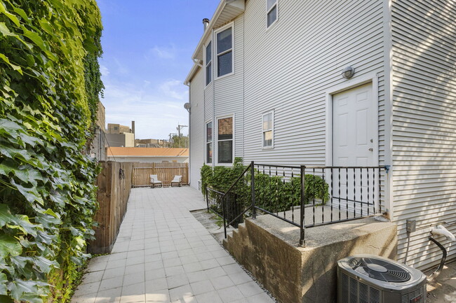 Building Photo - 1549 W Barry Ave