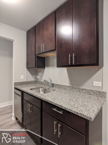 Building Photo - 542 W Surf St