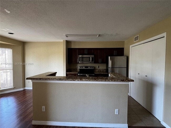 Building Photo - 977 Riverside Dr